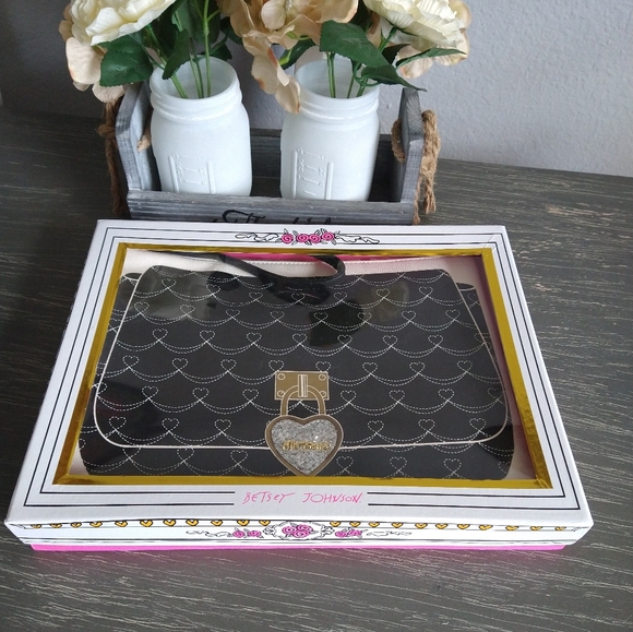 Betsey Johnson Handbags - 🔥 3/$10 Sale🔥NWT Betsey Johnson Heart Pattern Large Pouch😍
